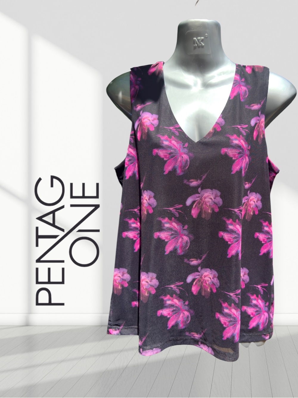 🏷️ NWT Premum Pentagone Floral V-Neck Sleeveless Blouse Size M Stretch Tank Top